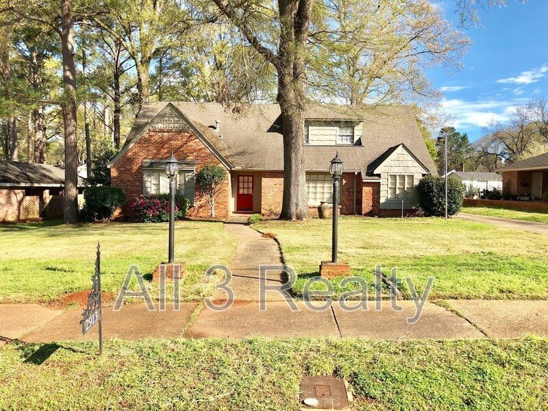 Gorgeous Interiors in this BONUS SPACE + 4 Bedroom  2 Bathroom Home! property image