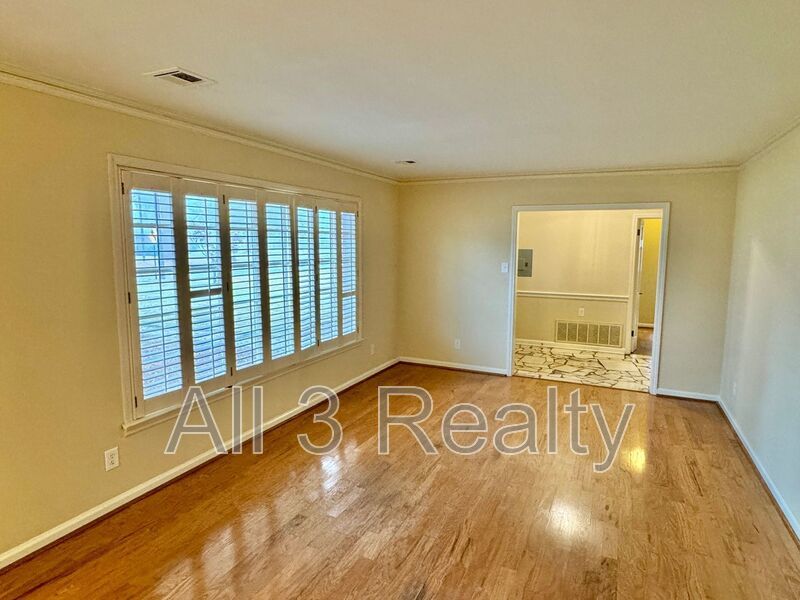 Gorgeous Interiors in this BONUS SPACE + 4 Bedroom  2 Bathroom Home! property image