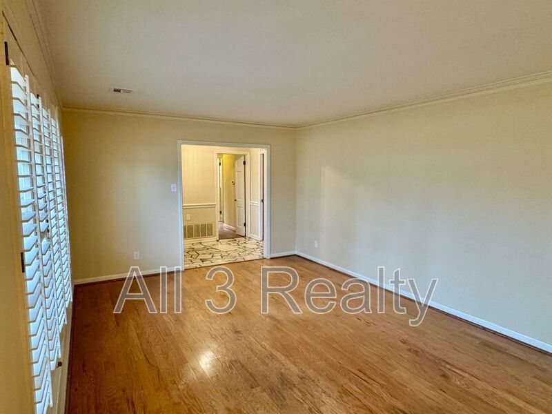 Gorgeous Interiors in this BONUS SPACE + 4 Bedroom  2 Bathroom Home! property image