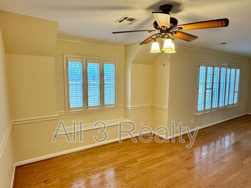 Gorgeous Interiors in this BONUS SPACE + 4 Bedroom  2 Bathroom Home! property image