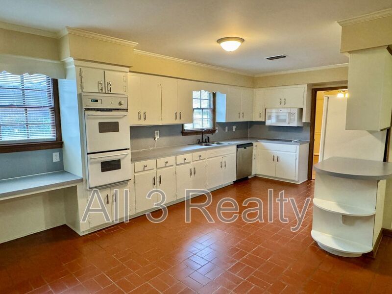 Gorgeous Interiors in this BONUS SPACE + 4 Bedroom  2 Bathroom Home! property image