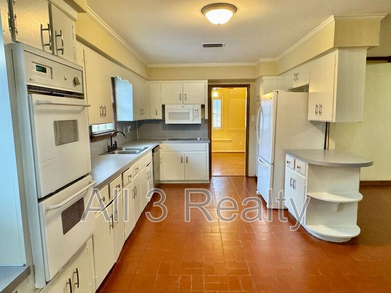 Gorgeous Interiors in this BONUS SPACE + 4 Bedroom  2 Bathroom Home! property image