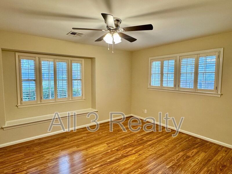 Gorgeous Interiors in this BONUS SPACE + 4 Bedroom  2 Bathroom Home! property image