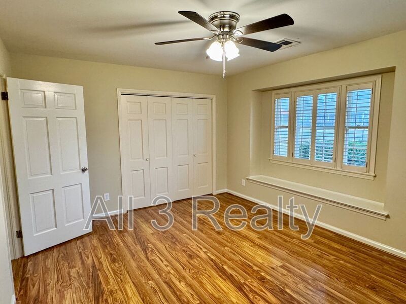 Gorgeous Interiors in this BONUS SPACE + 4 Bedroom  2 Bathroom Home! property image