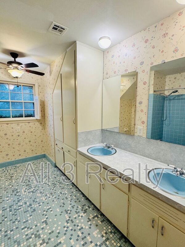 Gorgeous Interiors in this BONUS SPACE + 4 Bedroom  2 Bathroom Home! property image