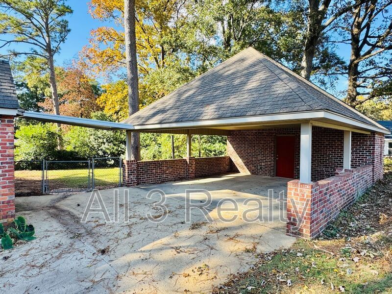 Gorgeous Interiors in this BONUS SPACE + 4 Bedroom  2 Bathroom Home! property image