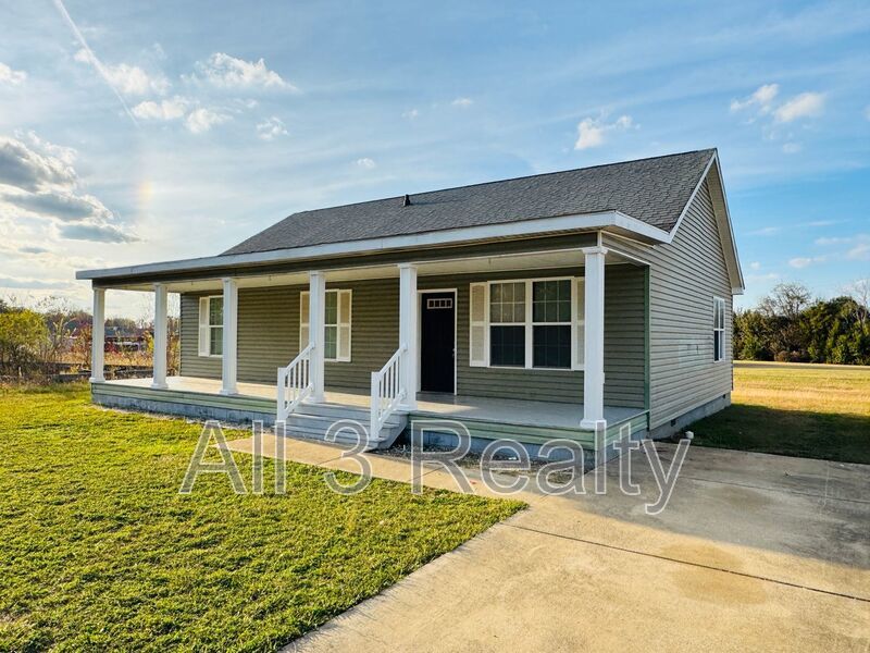 Charming 3-Bed, 2-Bath Home with Spacious Yard! property image