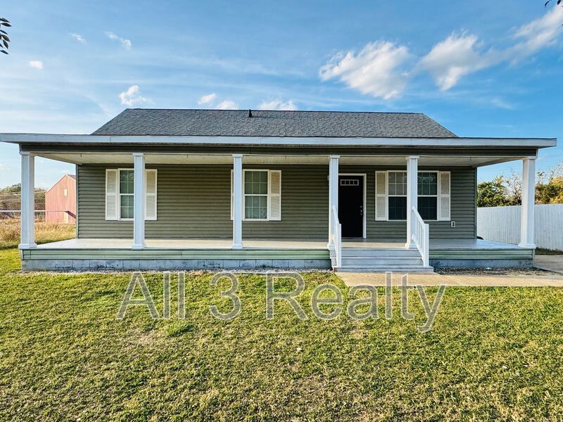 Charming 3-Bed, 2-Bath Home with Spacious Yard! property image