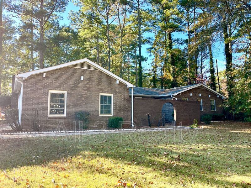 Welcome to this charming 3-bedroom, 1.5-bathroom home located in the vibrant community of Conyers, GA. property image