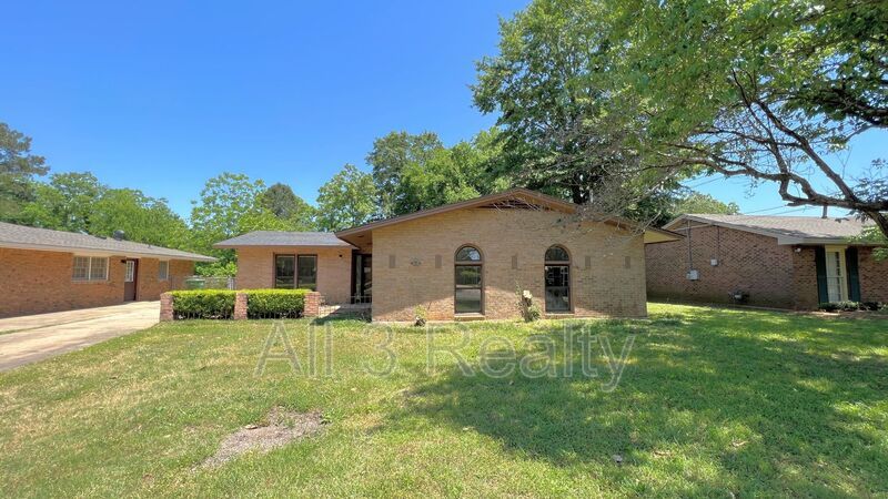 Beautiful 4-bedroom brick home property image