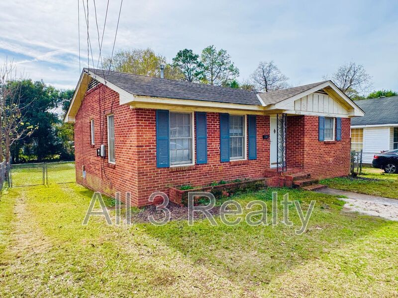 Charming 3-Bedroom Brick Home with Beautiful Hardwoods! property image