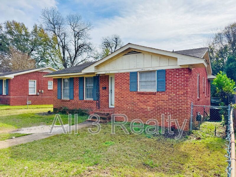 Charming 3-Bedroom Brick Home with Beautiful Hardwoods! property image