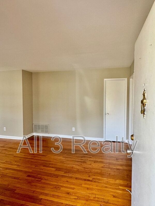 Charming 3-Bedroom Brick Home with Beautiful Hardwoods! property image