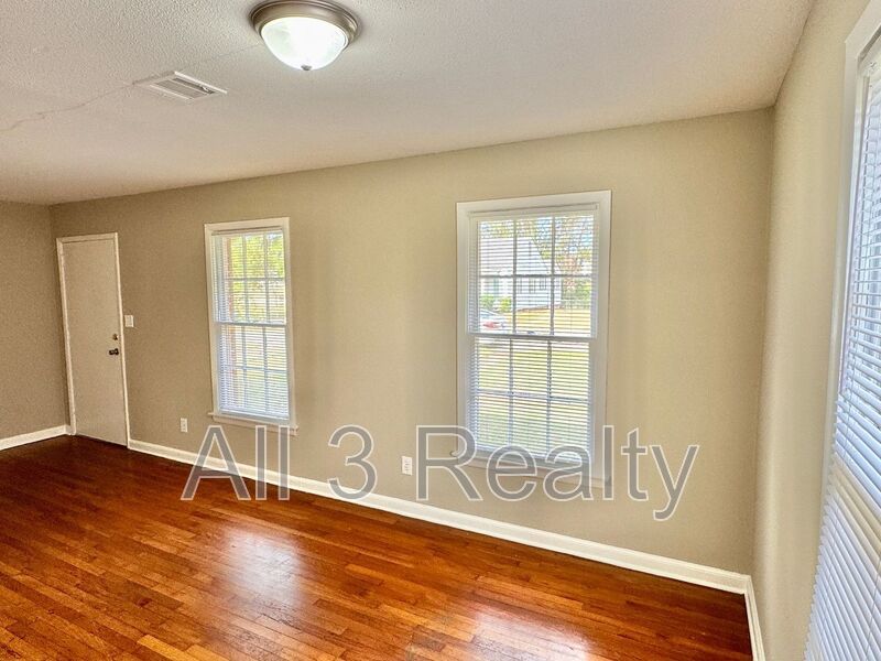 Charming 3-Bedroom Brick Home with Beautiful Hardwoods! property image