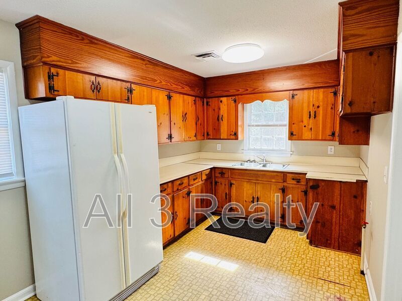 Charming 3-Bedroom Brick Home with Beautiful Hardwoods! property image