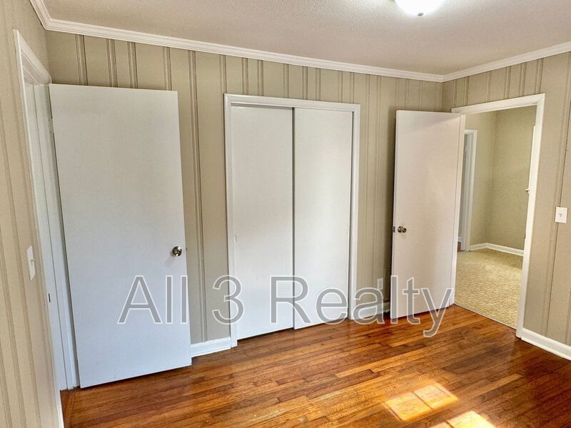 Charming 3-Bedroom Brick Home with Beautiful Hardwoods! property image