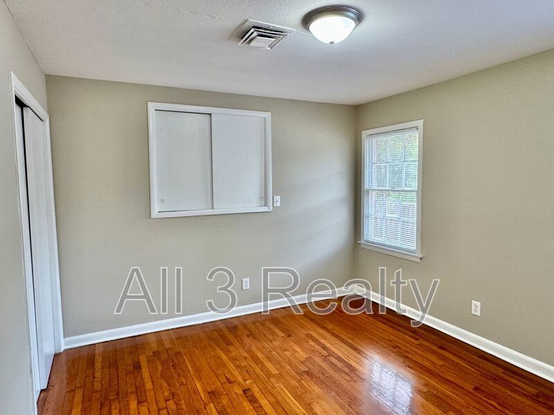 Charming 3-Bedroom Brick Home with Beautiful Hardwoods! property image