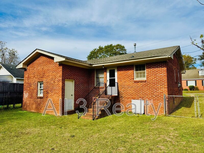 Charming 3-Bedroom Brick Home with Beautiful Hardwoods! property image