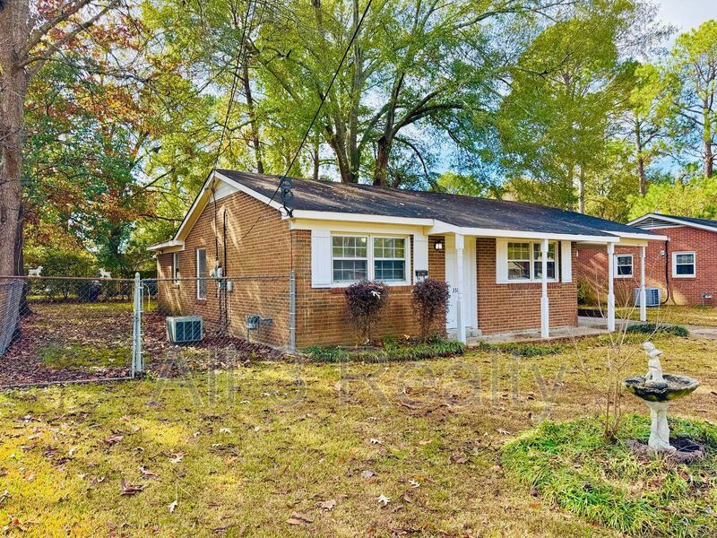 Charming 3-Bedroom Home with Cozy Living Spaces! property image