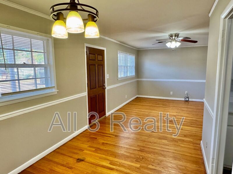 Charming 3-Bedroom Home with Cozy Living Spaces! property image