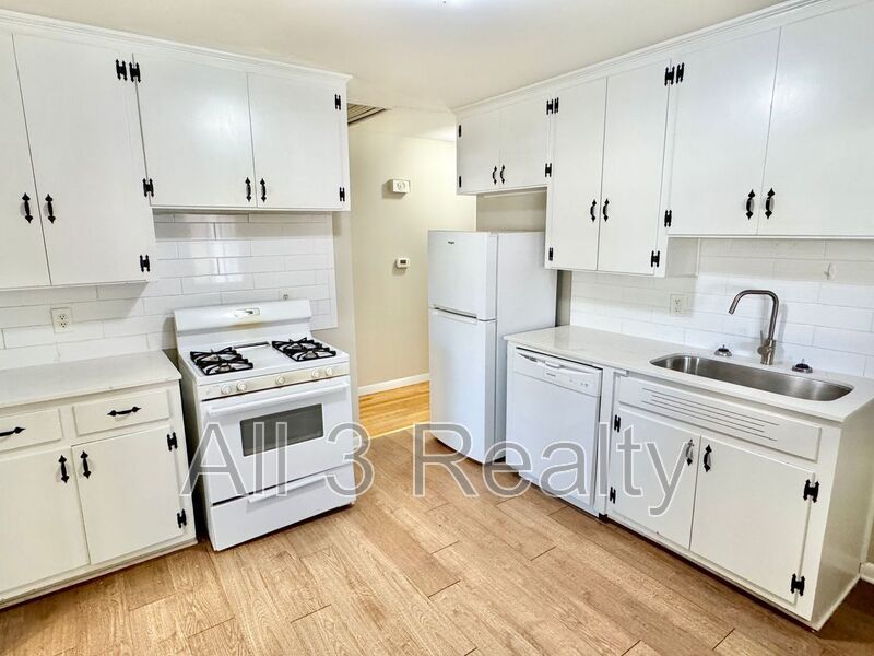 Charming 3-Bedroom Home with Cozy Living Spaces! property image