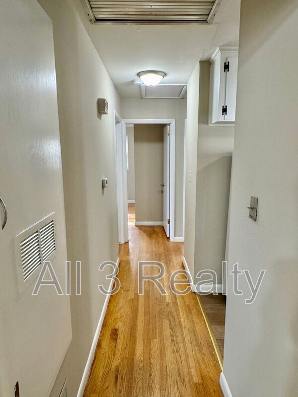 Charming 3-Bedroom Home with Cozy Living Spaces! property image