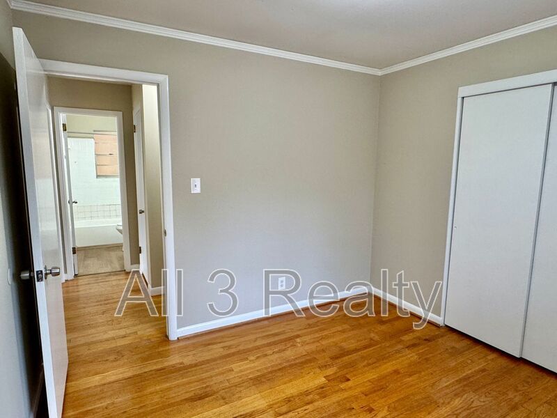 Charming 3-Bedroom Home with Cozy Living Spaces! property image