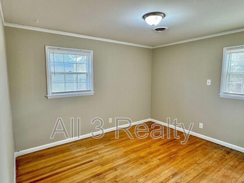 Charming 3-Bedroom Home with Cozy Living Spaces! property image