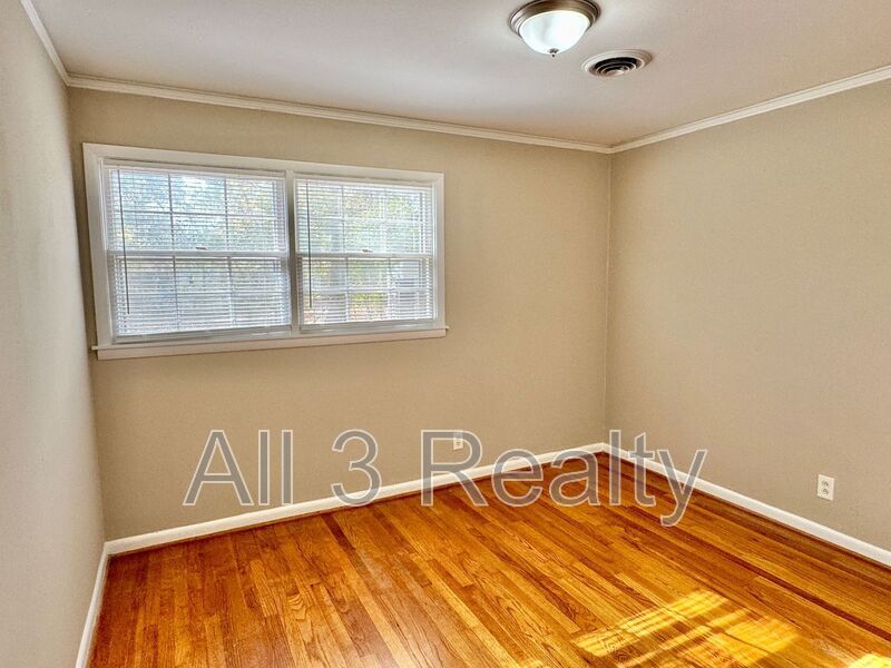 Charming 3-Bedroom Home with Cozy Living Spaces! property image