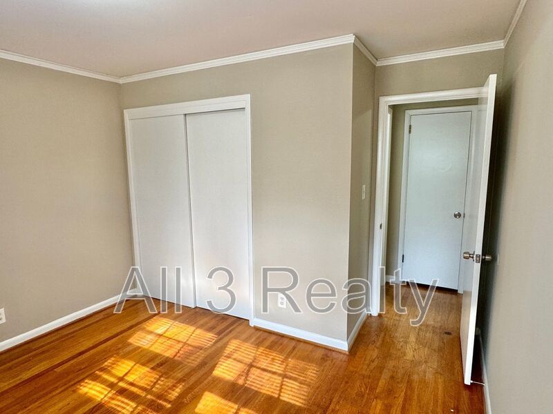 Charming 3-Bedroom Home with Cozy Living Spaces! property image