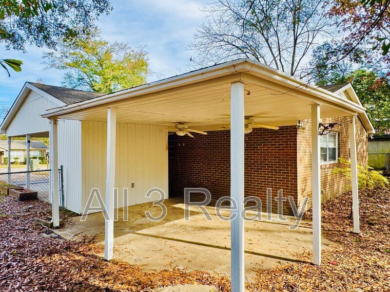 Charming 3-Bedroom Home with Cozy Living Spaces! property image