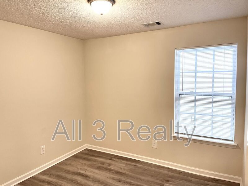 Welcome to this stunning two-story home located in the vibrant community of Newnan, GA. property image