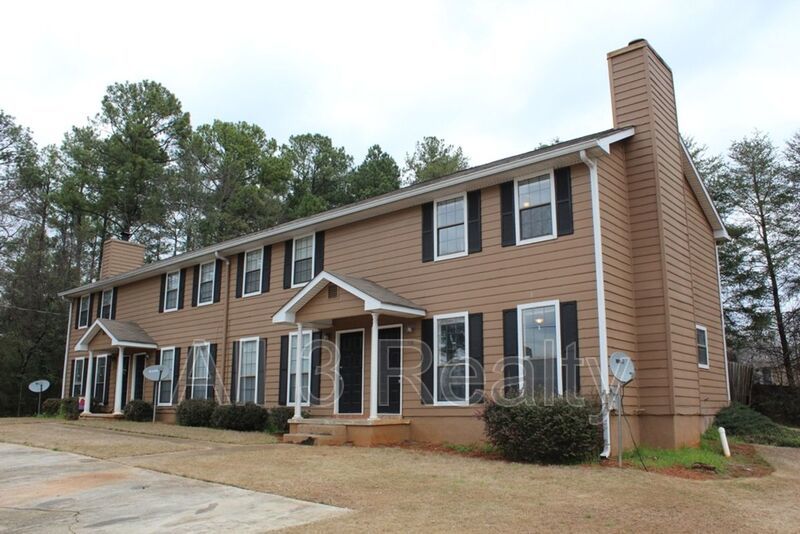 Welcome to this charming 2-bedroom, 1.5-bathroom home nestled in the lively community of Stockbridge, GA. property image