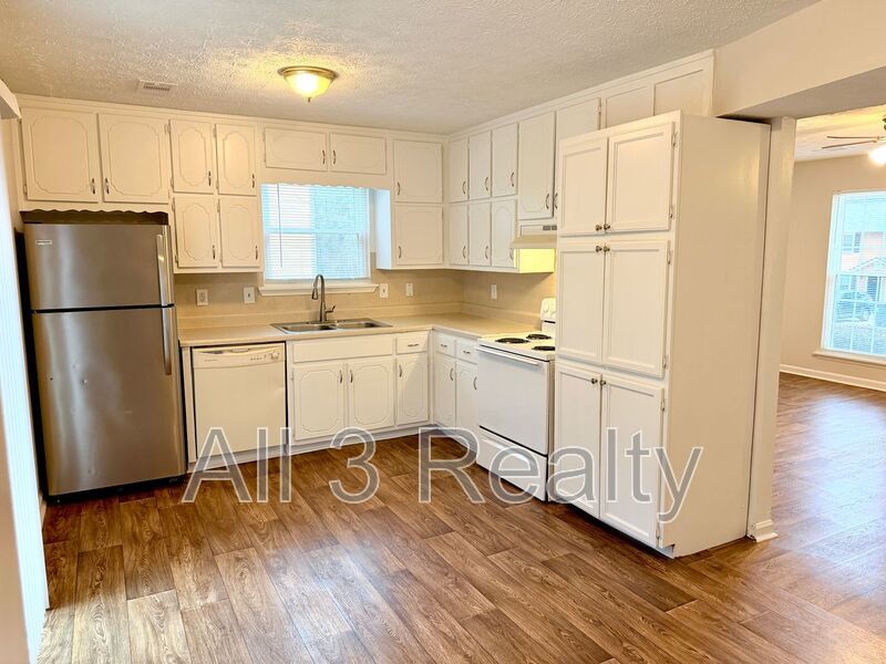 Welcome to this charming 2-bedroom, 1.5-bathroom home nestled in the lively community of Stockbridge, GA. property image