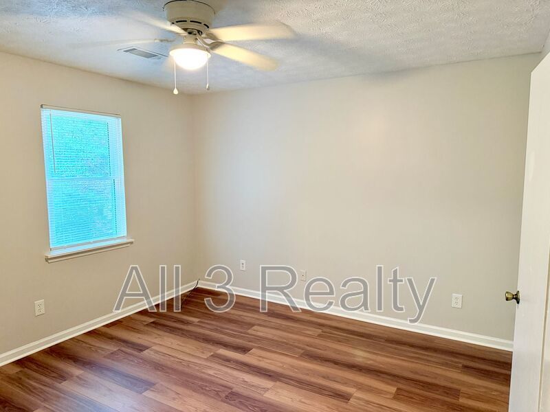 Welcome to this charming 2-bedroom, 1.5-bathroom home nestled in the lively community of Stockbridge, GA. property image