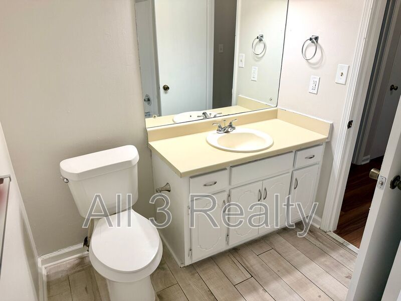 Welcome to this charming 2-bedroom, 1.5-bathroom home nestled in the lively community of Stockbridge, GA. property image