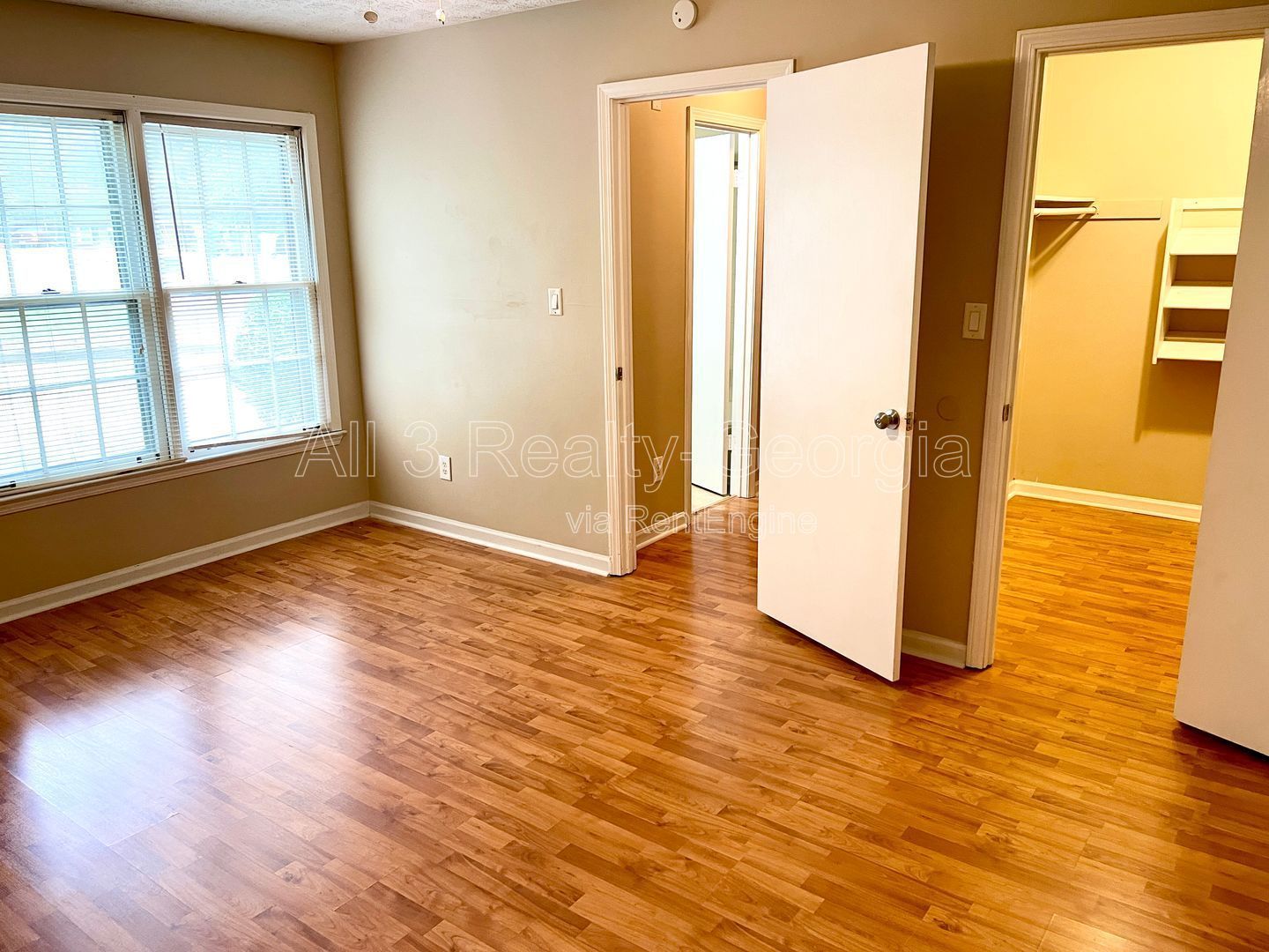 Delightful Upstairs 3 Bedroom / 2 Bathroom Quad-Unit in Fayettevile! property image