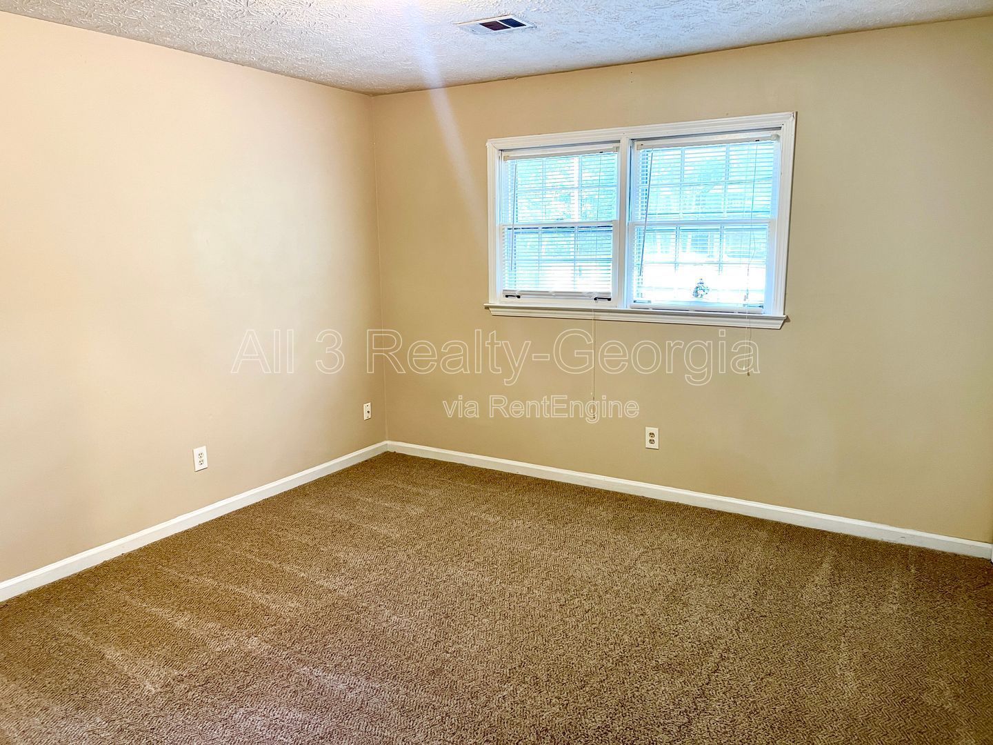 Delightful Upstairs 3 Bedroom / 2 Bathroom Quad-Unit in Fayettevile! property image