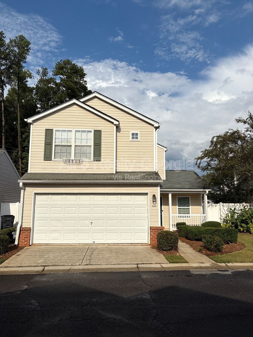 Welcome to this charming 2-bedroom, 2.5-bathroom home located in the vibrant community of Acworth, GA. property image