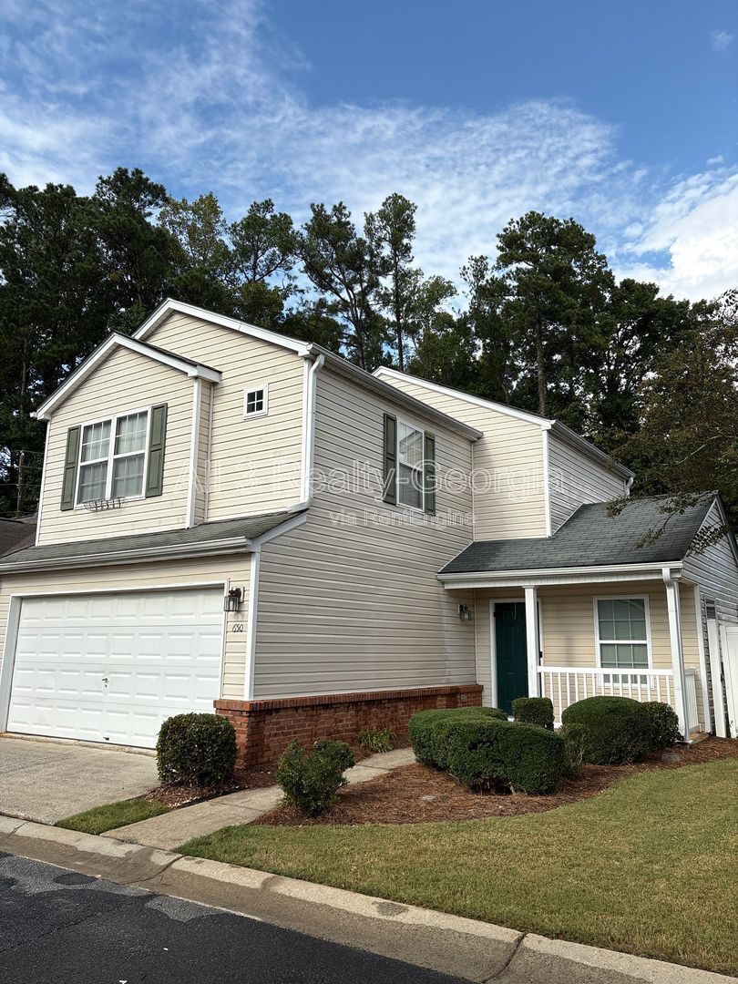 Welcome to this charming 2-bedroom, 2.5-bathroom home located in the vibrant community of Acworth, GA. property image