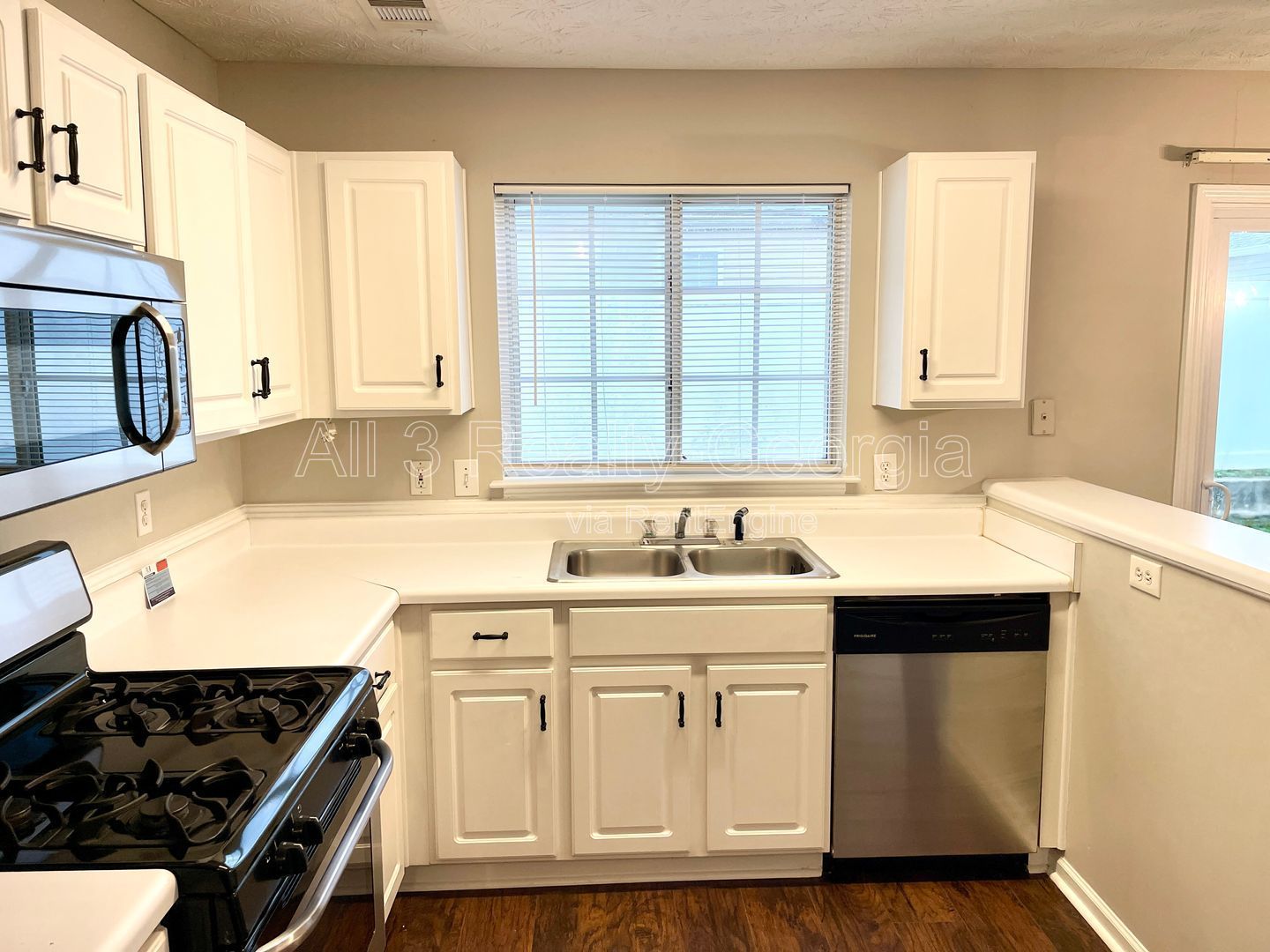 Welcome to this charming 2-bedroom, 2.5-bathroom home located in the vibrant community of Acworth, GA. property image