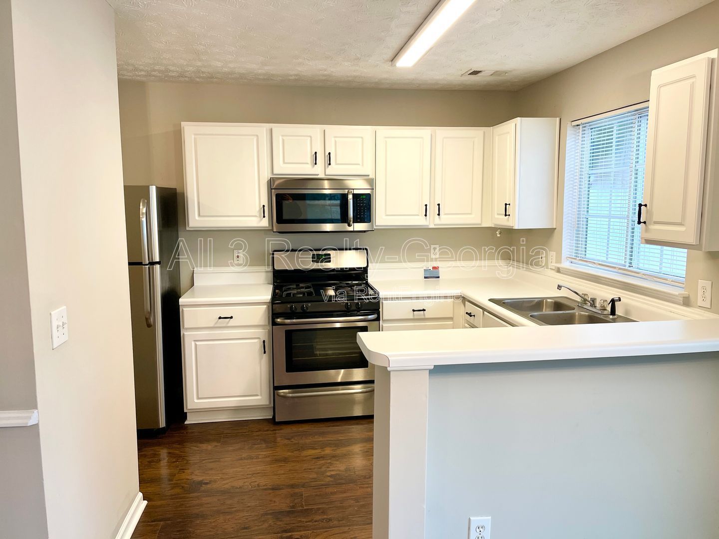 Welcome to this charming 2-bedroom, 2.5-bathroom home located in the vibrant community of Acworth, GA. property image