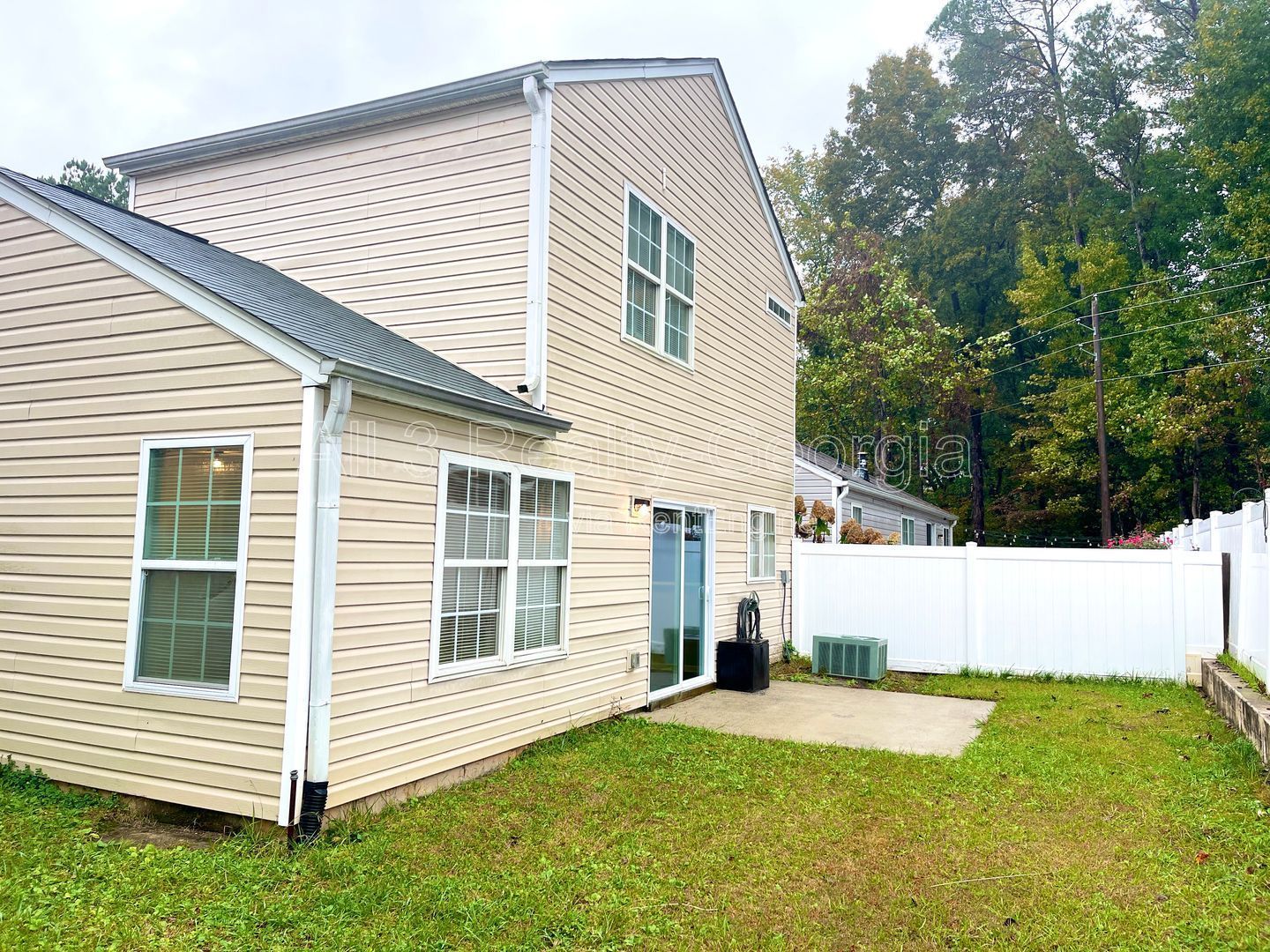 Welcome to this charming 2-bedroom, 2.5-bathroom home located in the vibrant community of Acworth, GA. property image