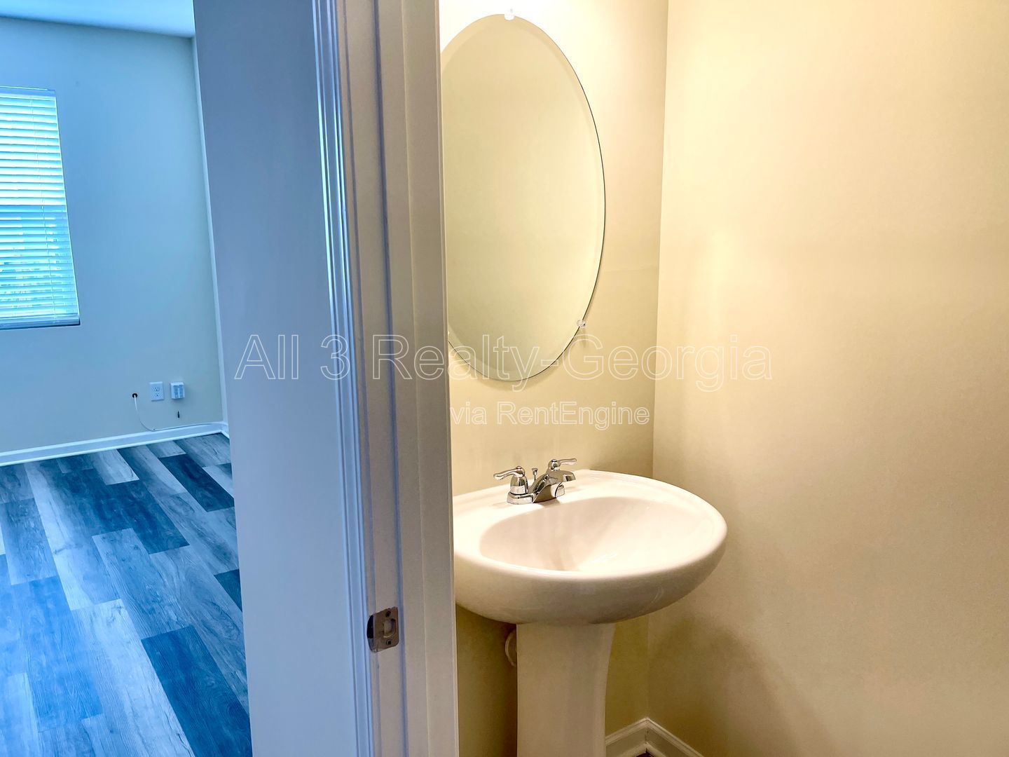 Introducing our charming townhouse located in Hampton, GA, featuring 3 bedrooms and 2.5 bathrooms. property image