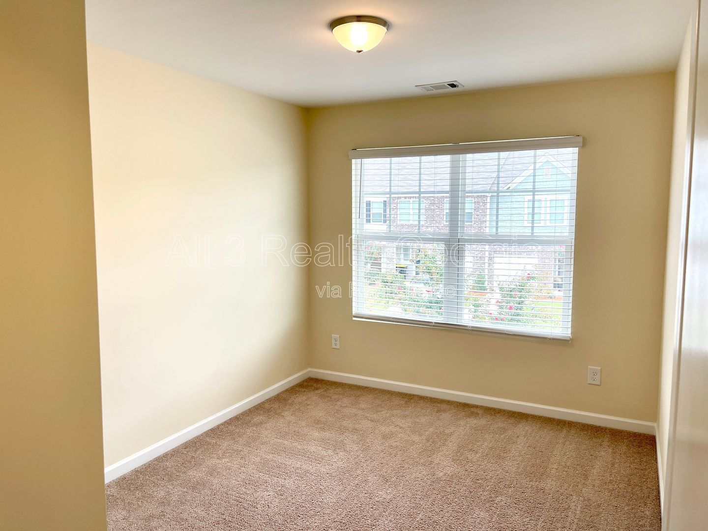 Introducing our charming townhouse located in Hampton, GA, featuring 3 bedrooms and 2.5 bathrooms. property image