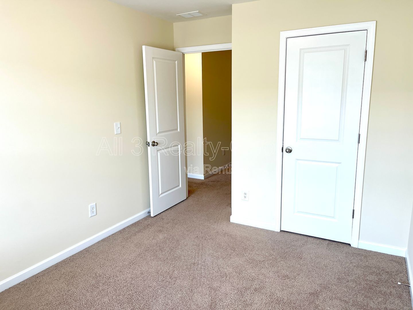 Introducing our charming townhouse located in Hampton, GA, featuring 3 bedrooms and 2.5 bathrooms. property image