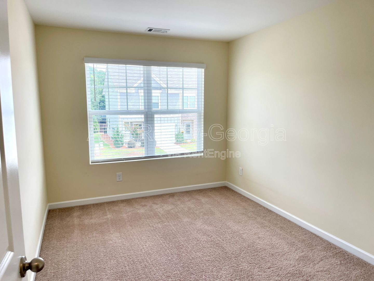 Introducing our charming townhouse located in Hampton, GA, featuring 3 bedrooms and 2.5 bathrooms. property image