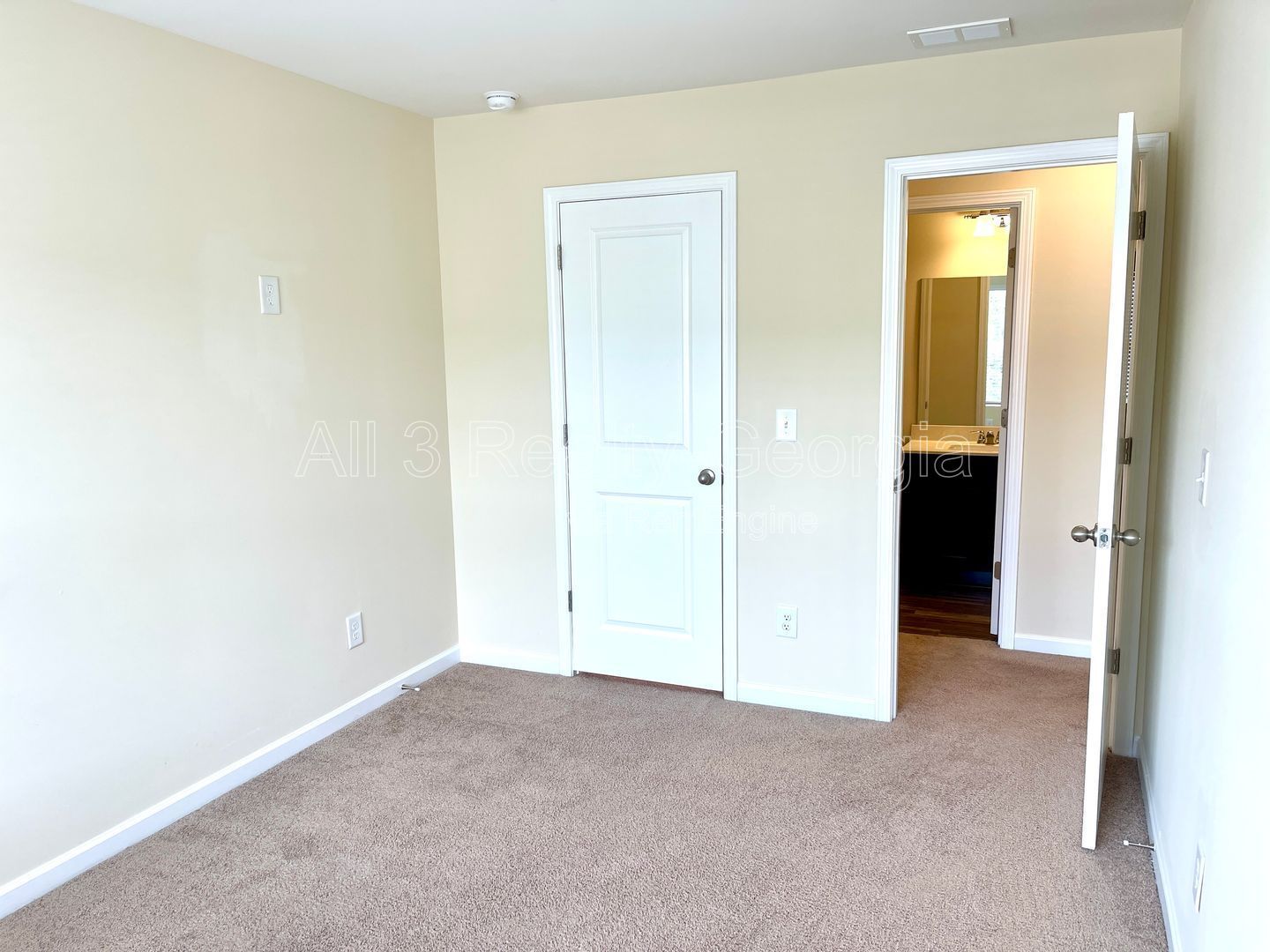 Introducing our charming townhouse located in Hampton, GA, featuring 3 bedrooms and 2.5 bathrooms. property image