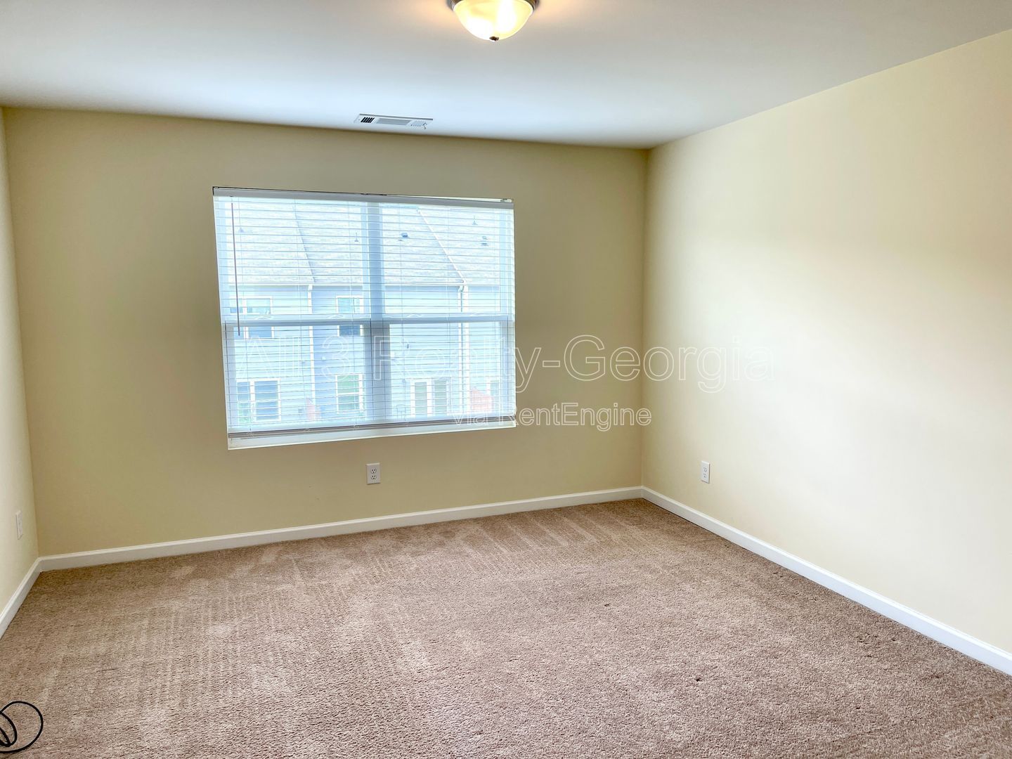 Introducing our charming townhouse located in Hampton, GA, featuring 3 bedrooms and 2.5 bathrooms. property image