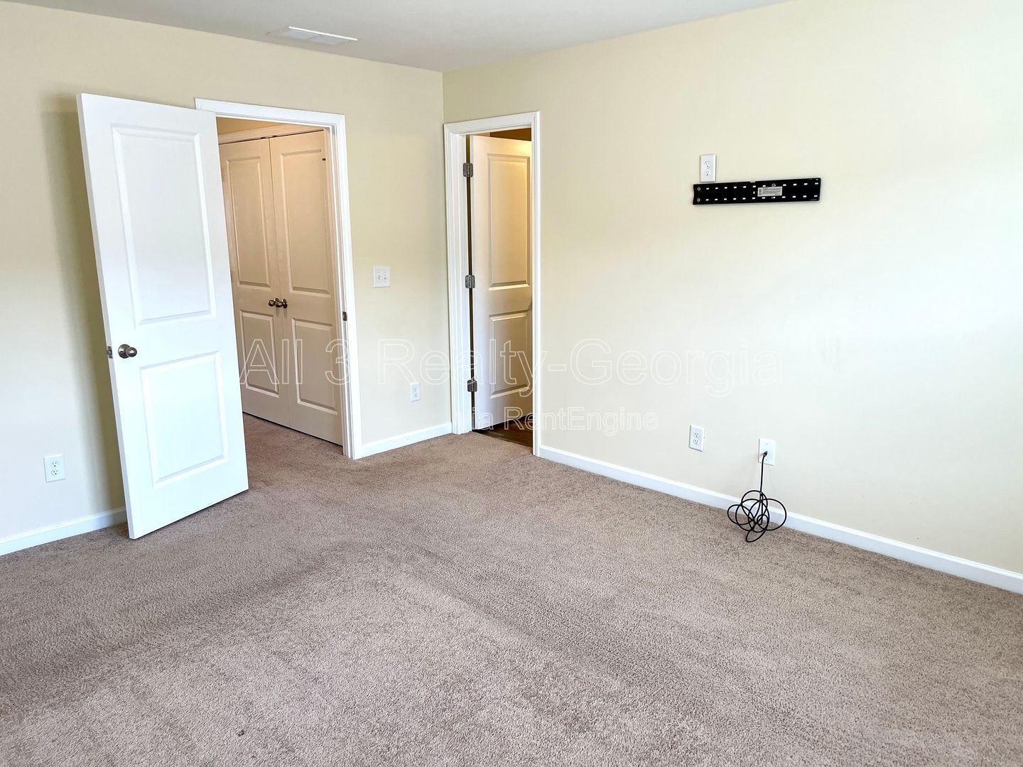 Introducing our charming townhouse located in Hampton, GA, featuring 3 bedrooms and 2.5 bathrooms. property image